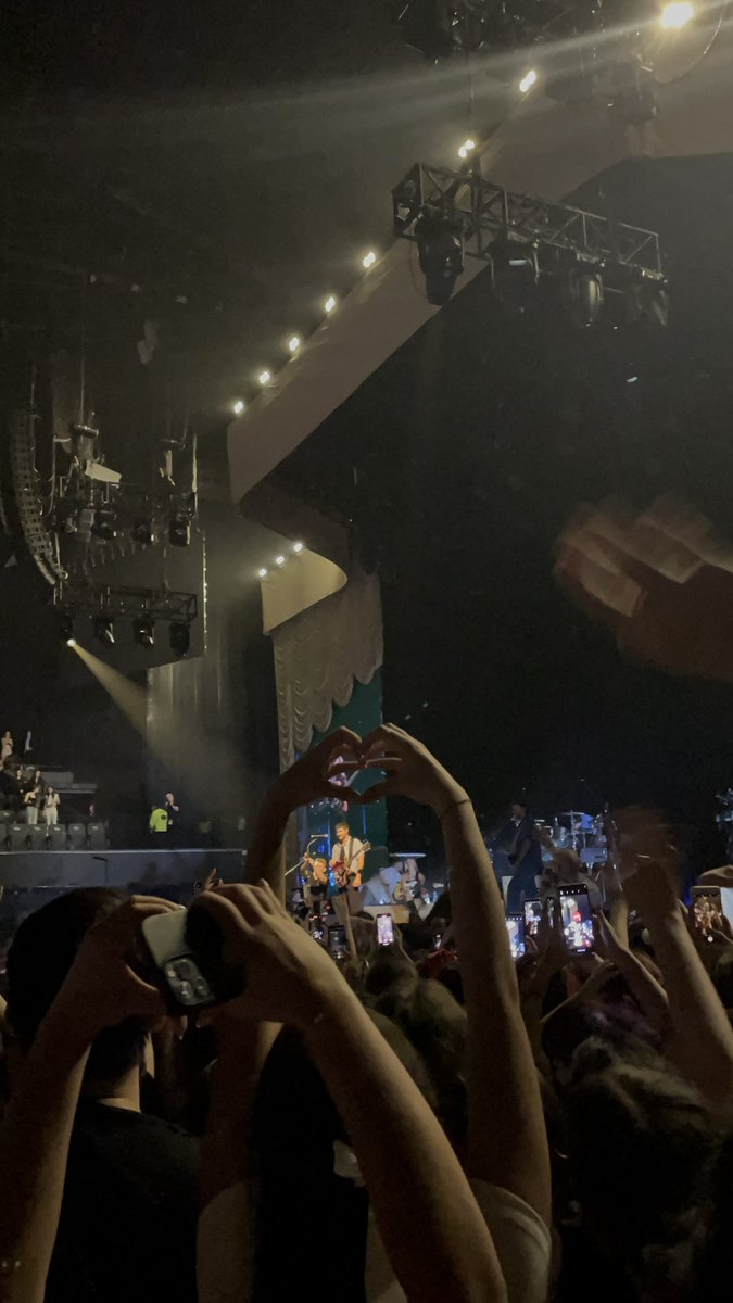 bendtheflicker's tweet photo. gracias por hacerme feliz una vez mas, te sigo hasta el fin del mundo, te amo para siempre niall horan https://t.co/weg3ybQkRL