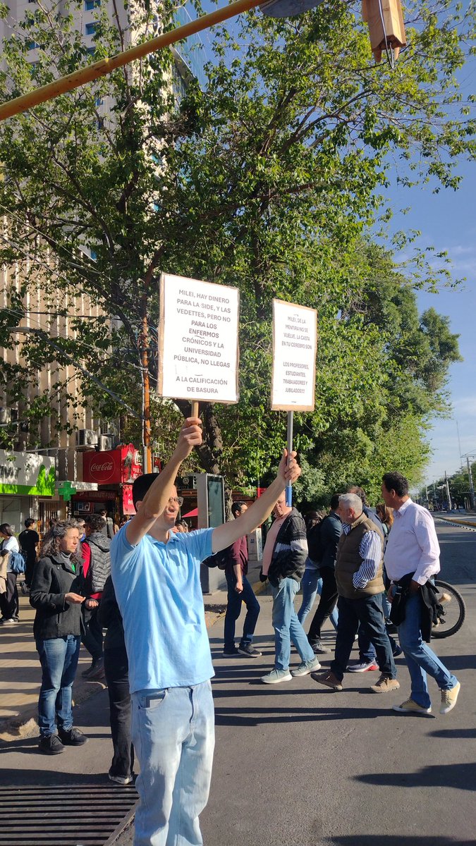 mavi_ib's tweet photo. #MarchaFederalUniversitaria #Mendoza https://t.co/U85JitEdSr