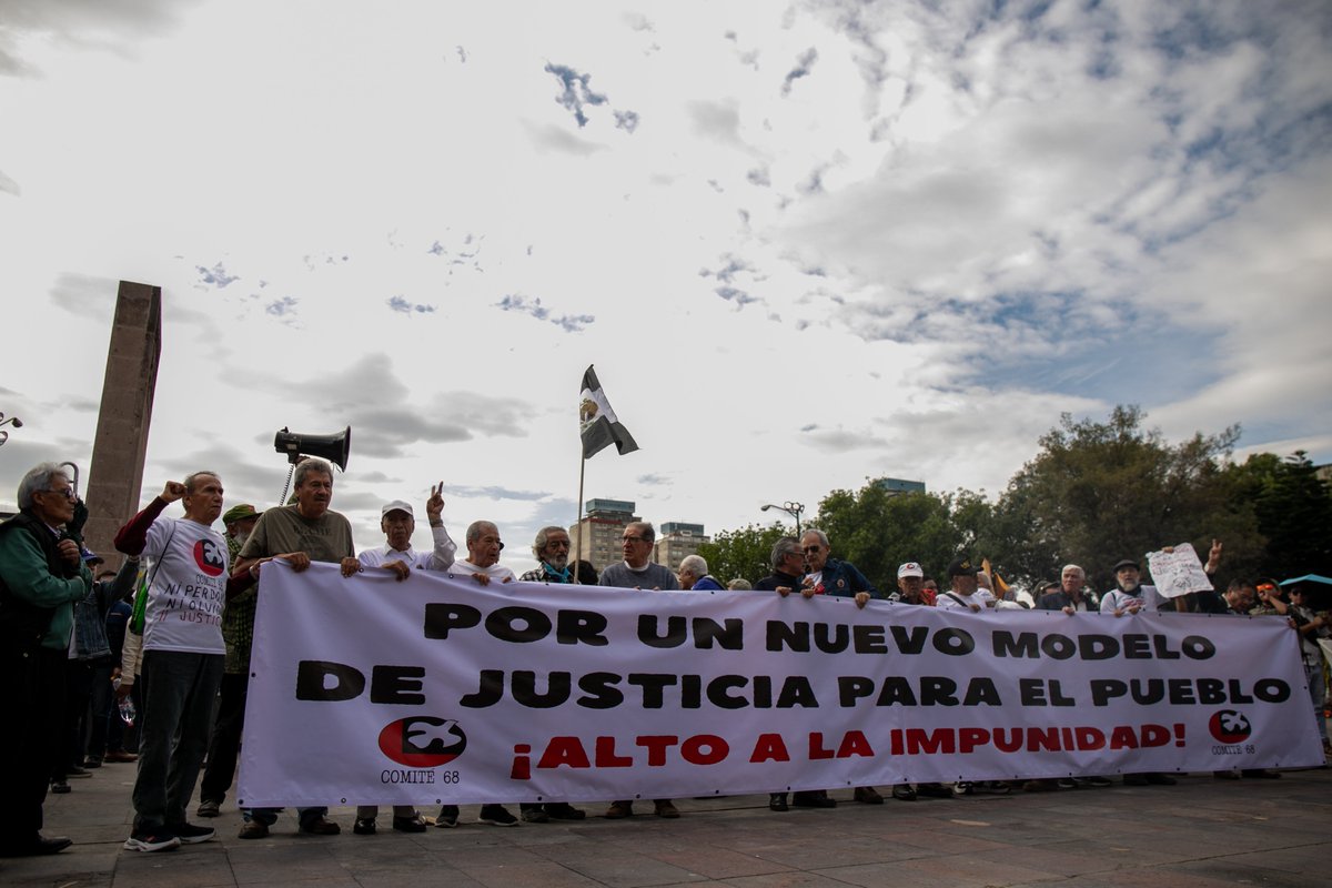 article19mxca's tweet photo. 📢 ¡#2DeOctubreNoSeOlvida, es de lucha combativa!

Miles de estudiantes, comités de lucha y memoria, y personas de la sociedad civil, salieron a las calles para recordar que la impunidad del pasado es la impunidad del presente.

¡Por la memoria, verdad y justicia!

📸: ARTICLE 19 https://t.co/yXwM01bI27