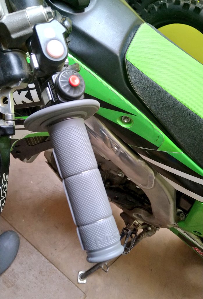 nakamoon58's tweet image. 転んでグリップエンドが破けちゃってたのをようやく交換した
#MikaMetals のミディアム

ハンドルの中にムッチャ土が詰まってた💦