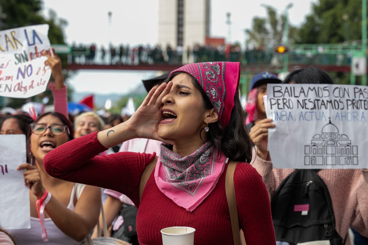 article19mxca's tweet photo. 📢 ¡#2DeOctubreNoSeOlvida, es de lucha combativa!

Miles de estudiantes, comités de lucha y memoria, y personas de la sociedad civil, salieron a las calles para recordar que la impunidad del pasado es la impunidad del presente.

¡Por la memoria, verdad y justicia!

📸: ARTICLE 19 https://t.co/yXwM01bI27