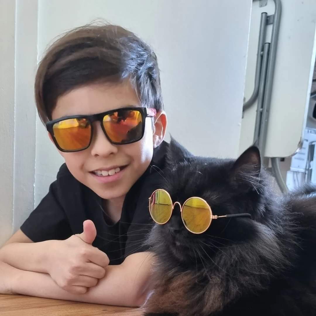 Mabel2012's tweet photo. @DescuentosRata #MiMascotaRata   Blacky  y mi hijo despidiendo las ofertas del #cyberday2024 #concurso https://t.co/394nLw08YV