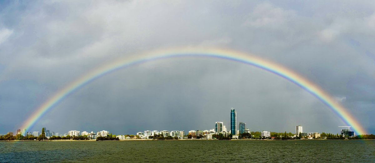 bengmugenr's tweet photo. 這是西澳的珀斯南城,雨還沒停彩虹就迫不及待地在天鵝河邊搭彩橋了。#WA #WesternAustralia #Perth #SouthPerth #Rainbow #FullRainbow #AfterRain #CityView #SwanRiver https://t.co/p64GSDG7I0