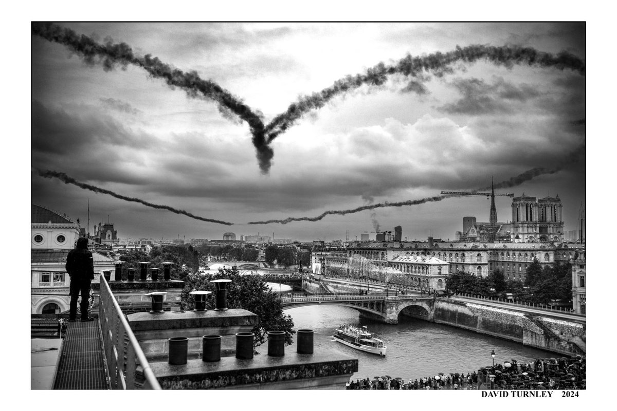 Paris (@paris) on Twitter photo Arrivé à Paris en 1975, le lauréat du Prix Pulitzer de photographie <a href="/DavidTurnley/">David Turnley</a> a couvert les moments les plus marquants des 5 dernières décennies.
Loin des zones de conflits qui ont rythmé sa carrière, il cherche à capturer l'âme de Paris, sa ville refuge, depuis 50 ans. Arrivé à Paris en 1975, le lauréat du Prix Pulitzer de photographie <a href="/DavidTurnley/">David Turnley</a> a couvert les moments les plus marquants des 5 dernières décennies.
Loin des zones de conflits qui ont rythmé sa carrière, il cherche à capturer l'âme de Paris, sa ville refuge, depuis 50 ans.