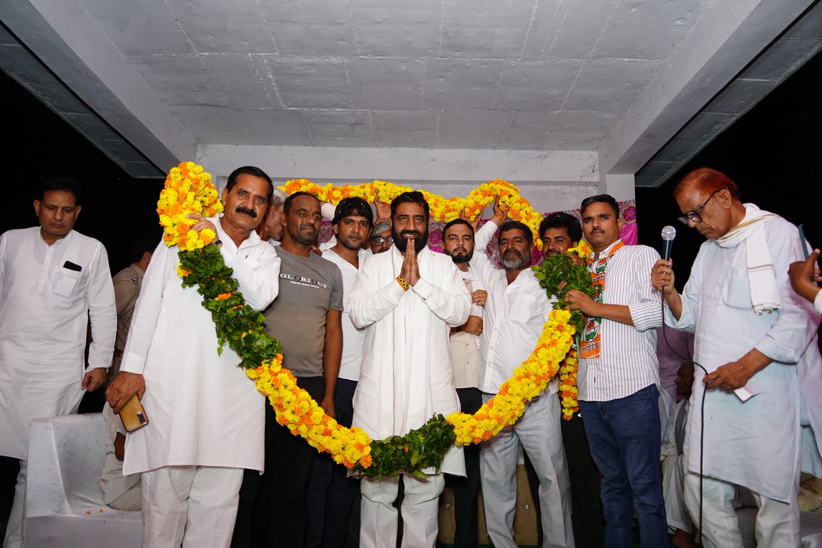 RaoDanSinghHR's tweet photo. दुलोठ अहिर पहुँच कर जनता का समर्थन प्राप्त किया और कांग्रेस के पक्ष में मतदान करने की अपील की। सभी गाँव वालों ने जन हित में कांग्रेस को मतदान करने का मन बना लिया है। इस बार हरियाणा में कांग्रेस की सरकार आ रही है।
.
.
#VoteForINDIA
#VoteForCongress
#VoteForNyay https://t.co/cz0K1kU9Aw
