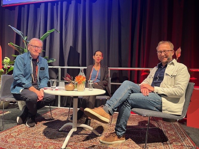 Scenskräck? Inte numera,  men jag hade. Om detta och om att man som publik faktiskt kan hjälpa talare som är nervösa genom att le och se intresserad ut som åhörare  bloggar jag lite om här. 

bengtjohansson.blogspot.com/2024/10/le-mot…