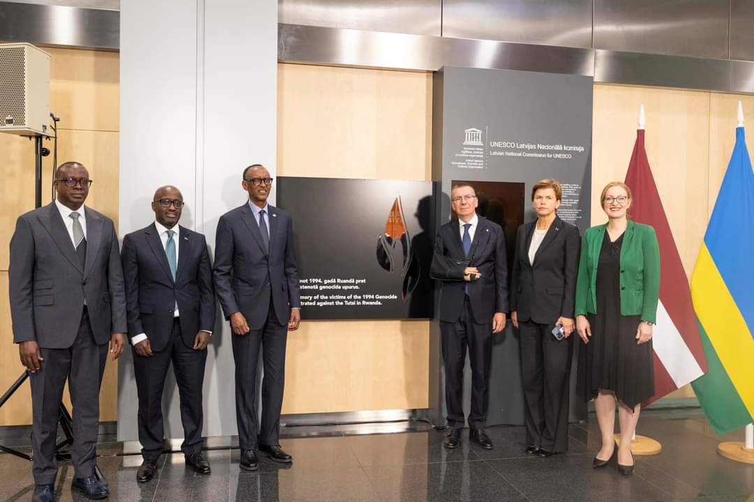Unity_MemoryRw's tweet photo. 2/10/2024: Nyakubahwa Perezida wa Latvia ari kumwe na Nyakubahwa Perezida wa Repuburika y’U Rwanda Paul Kagame n’intumwa ayoboye batashye ahubatswe Ikimenyetso cya Jenoside yakorewe Abatutsi cyubatswe mu nzu y’isomero rikuru ry’Igihugu cya Latvia. Muri iri somero hashyizwemo ibitabo bya Jenoside yakorewe Abatutsi, ikaba ari n’inzu iberamo inama mpuzamahanga, harimo no kuzajya hakorerwa ibikorwa byo kwibuka Jenoside yakorewe Abatutsi. Nicyo kimenyetso cya mbere cya Jenoside yakorewe Abatutsi cyubatswe muri iki gihugu cyahoze mu byari bigize Repuburika Zunze Ubumwe z’Abasoviyeti (URSS) mbere yuko kibona ubwigenge mu 1991.