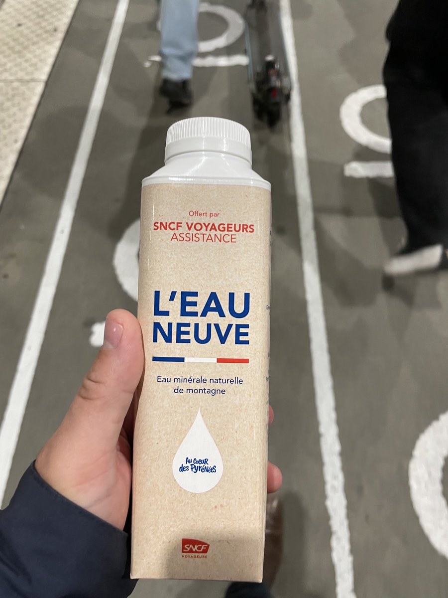 Franchement ⁦<a href="/SNCFVoyageurs/">SNCF Voyageurs</a>⁩ vous êtes trop fort. Il y a 10ans on avait des box petit dej en cas de retard, maintenant on a de l’eau «neuve». Par contre G30 c’est à l’usager de faire la réclamation. Vous êtes tellement bon que vos concurrents n’ont pas besoin de budget pub.