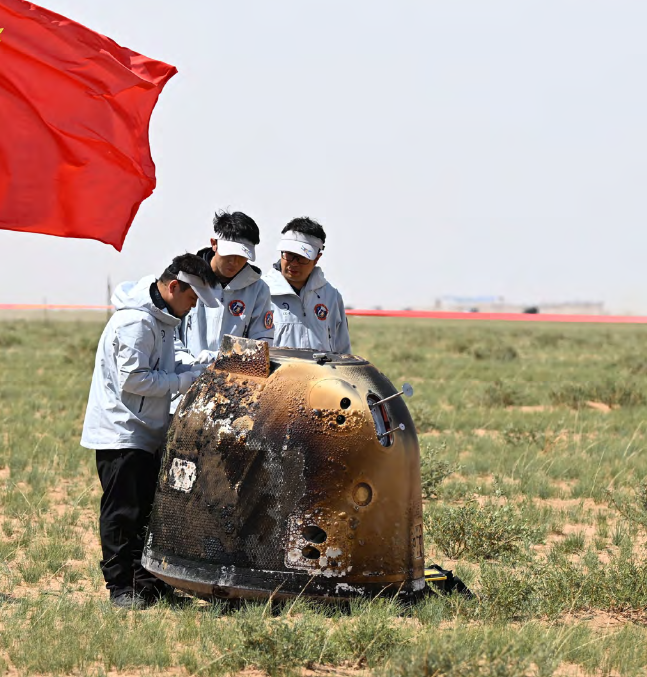 cieletespace's tweet image. 🌕 Chang’e 6 a rapporté de précieuses roches lunaires ! Découvrez notre portfolio exclusif dans Ciel &amp;amp; Espace, avec des images uniques de cette mission historique ➡️ boutique.cieletespace.fr/numeros/  #ExplorationSpatiale #Lune #ChangE6