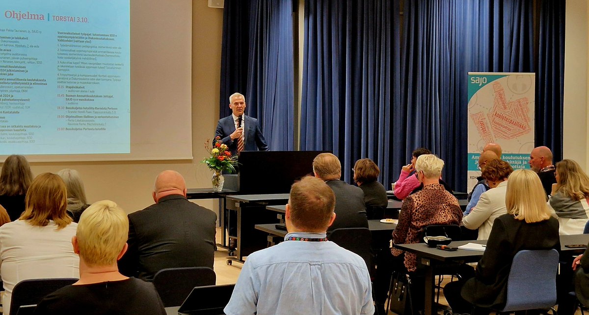 Opetusministeri <a href="/adleande/">Anders Adlercreutz</a> aloitti puheenvuoronsa <a href="/SAJO_ry/">Ammattikoulutuksen Johtajat SAJO ry</a> seminaarissa onnittelemalla Vuoden Ammattikoulutuksen Johtajaa ja ansiomerkkien saajia. 

✨️
#Peruskoulu  onnistuminen näkyy toisella asteella.
#Toinenaste onnistuminen näkyy työelämässä ja korkea-asteella.
✨️

#SAJOon