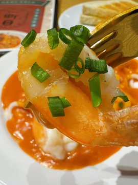 エビ団子はとっても新鮮で歯ごたえがあって、うどんはスープがたっぷりで歯ごたえがあって美味しいです。働く人間として、お昼にこれを食べられるととても幸せを感じます！🍤🍜