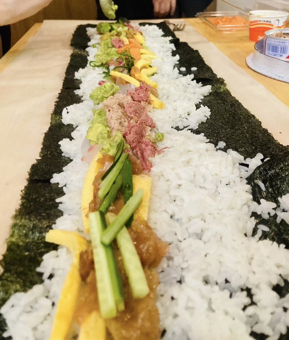 c_u_summer's tweet photo. アラサーの私が直近1,2年で友だちとやった「くそ長手巻き寿司パーティー」「新聞コラージュ川柳大会」「女児デコケーキ教室」はとっても楽しかったから大人のみなさんの遊びの1テーマにぜひオススメしたいです https://t.co/l8CvJvZ3vi