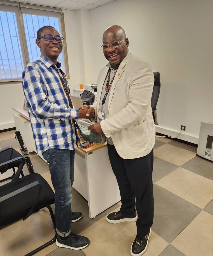 Avant de faire mon voyage pour #Kin. Mon grand frère <a href="/abatongue/">BATONGUE Alain </a> a tenu à me donner sa bénédiction. Il m’a notamment offert ce maillot des #Lions_Indomptables en vue de m’insouffler le #hemle. Je suis très ému par la considération que ce #monumentdujournaliste a pour ma personne.