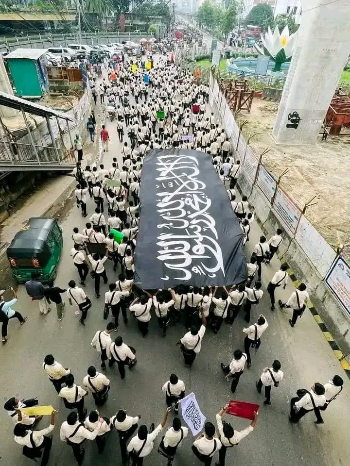 TheBengalMuslim's tweet photo. Alhamdulillah, Bangladeshi students are embracing their religion strongly.  

During the Hasina Regime it was unimaginable. 

📍Notre Dame college, Bangladesh https://t.co/v9qfoHPDot
