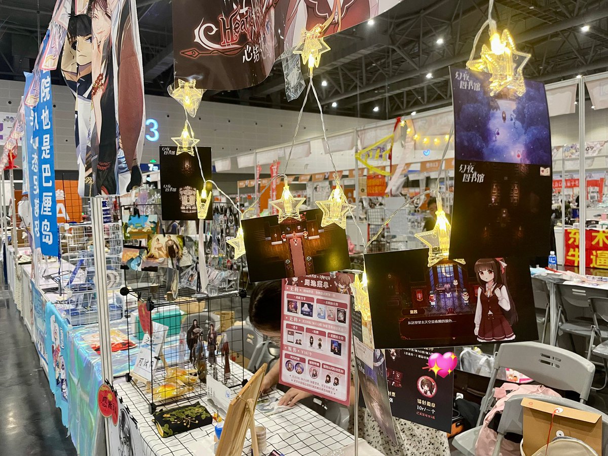 StarwingSakura's tweet photo. Today at Comic-Con! 🥰💝
I put some Heart Knots merch in my friend's booth！✨💫
Thanks @SnowHermit_Mayu !!!
#HeartKnots https://t.co/w9JVqFYVYN
