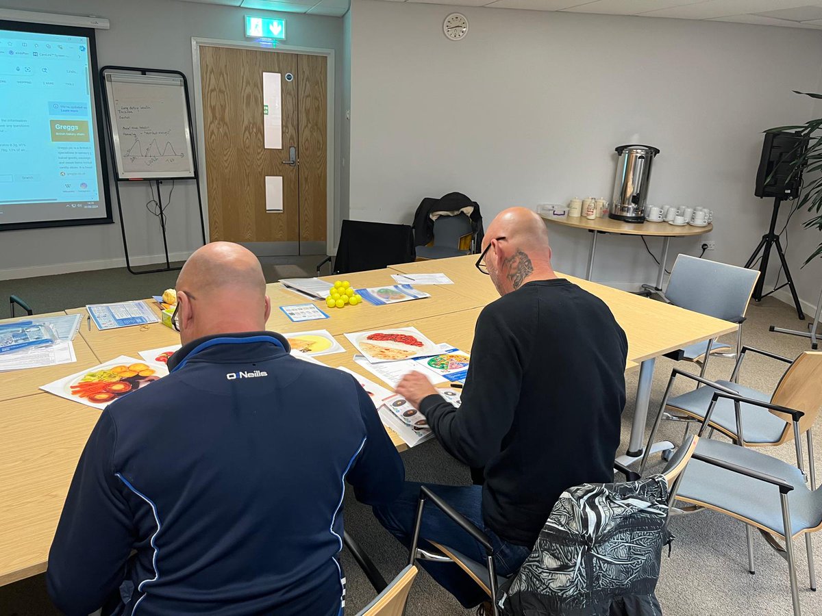 At our Carbohydrate Counting Session (CHOCS) this week, our Diabetes Dietitians Manal and Lorna supported patients living with Type 1 Diabetes to estimate the carbohydrate content of commonly eaten meals and snacks using the Carbs and Cals book!🙌🍝🥪🍎