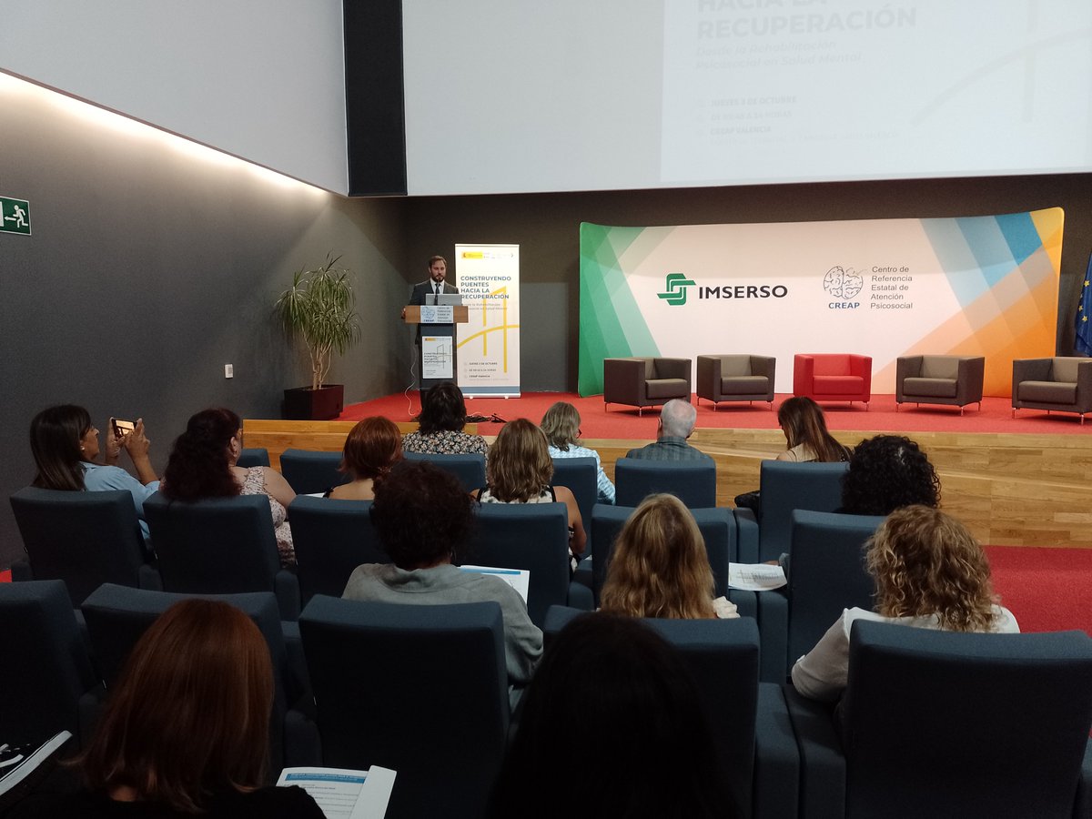 Creap_Valencia's tweet photo. ¡Arrancamos las Jornadas «Construyendo puentes hacia la recuperación»! Juan Lázaro, director del Creap da la bienvenida a todos los asistentes. ¡Gracias por acompañarnos en este día tan especial para la salud mental! 💚 #SaludMental #RehabilitaciónPsicosocial #CreapValencia https://t.co/AL3aRdoq5C