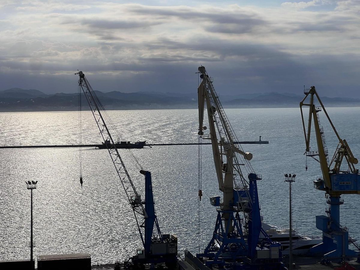 DurresPort's tweet photo. Your #ThursdayMotivation @DurresPort⚓️ #waterfront🚢🏗️🧱
#Onthedocks:
🔹two ships @ berth
🔹one @ anchor ready to roll in for the next shift
🔹two more vessels due within the coming hours…
#Maritime🇦🇱⚓️🚢 #cargo #terminals #logistics #harbour #thursdayvibes📹 https://t.co/AOaBGCjU6P