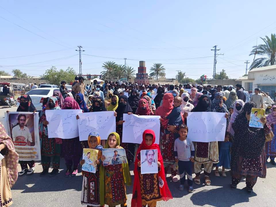 #EndEnforcedDisappearances
پنجگور ! صابر نور اور عابد نور کی جبری گمشدگی کیخلاف آج احتجاجی ریلی نکالی گئی. دونوں بھائیوں کو 30 ستمبر کو پنجگور ان کے گھر سے سیکورٹی فورسز نے اٹھا کر لاپتہ کر دیا. احتجاجی ریلی میں 2015 سے لاپتہ ظھیر بلوچ کے اہلخانہ نے بھی شرکت کی.