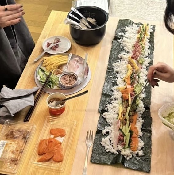 c_u_summer's tweet photo. いい大人がくそ長手巻き寿司巻いたり、新聞切り刻んだり、チョコペン湯煎してケーキに絵描いてるさま、マジで奇怪でオモロいからみんなも友達呼んでやった方がいい https://t.co/wvIuo41Il2