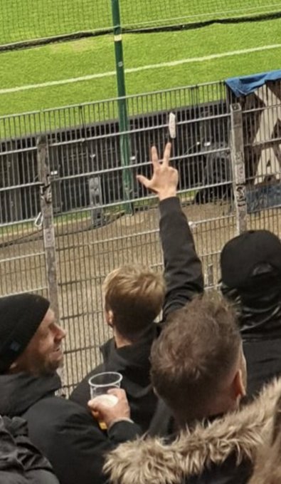 MaProLeague's tweet photo. 😡 l Certains supporters brugeois ont une nouvelle fois réalisé le salut de Kühnen (alternative au salut nazi) hier face à Sturm Graz ... (@FcBrugesArmy) https://t.co/2V4552X1Ad