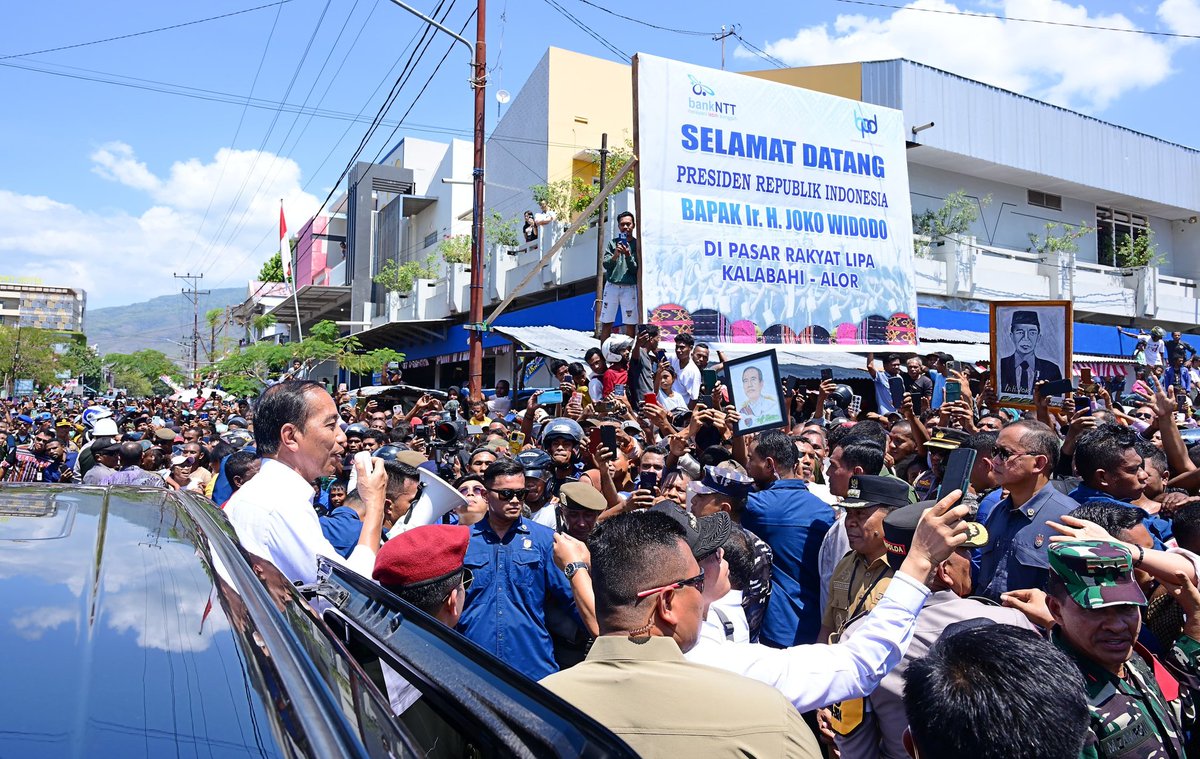 jokowi's tweet photo. Dari Nusa Tenggara Barat, saya melanjutkan perjalanan ke Nusa Tenggara Timur untuk meninjau langsung Pasar Rakyat LIPA Kalabahi di Kabupaten Alor. Harga sembako terpantau stabil dengan stok yang mencukupi.

Pemerintah memastikan bahwa kebutuhan dan kesejahteraan masyarakat di wilayah timur tetap menjadi prioritas.

***
Foto: Muchlis Jr - Biro Pers Sekretariat Presiden 
Kamis, 3 Oktober 2024.