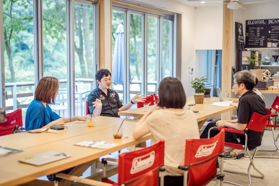 HcdHub's tweet photo. 【Interview新着記事】
社会的処方をローカライズする「まちの保健室」の取り組み — 西智弘×谷田病院 対談
https://t.co/VZDnOjumX9
#HcdHub #社会的処方 #地域医療
西さんと藤井さんを中心に、社会的処方やそれを波及させる保健室の意義、現状の手ごたえ、そして思い描く未来像について語ります。 https://t.co/Y2Ud8JQrnS