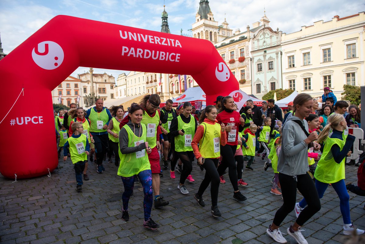 UniPardubice's tweet photo. Běh Univerzity Pardubice letos opět nabídne nadšeným sportovcům každého věku zážitek z trati historickým centrem Pardubic. Navíc budeme opět pomáhat. Už příští sobotu vyrazí běžci a běžkyně podpořit domácí hospicovou péči Oblastní charity Pardubice. 
https://t.co/JU7ZZiw0vd https://t.co/XvCgqYWG9w