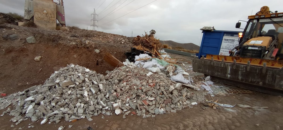 LimpiezaLPGC's tweet photo. Hoy retiramos mediante maquinaria pesada  más de 4.000 kilos de escombros y 1.500 kilos de residuos localizados en Lomo del Sabinal. https://t.co/gEBsNoBJZG