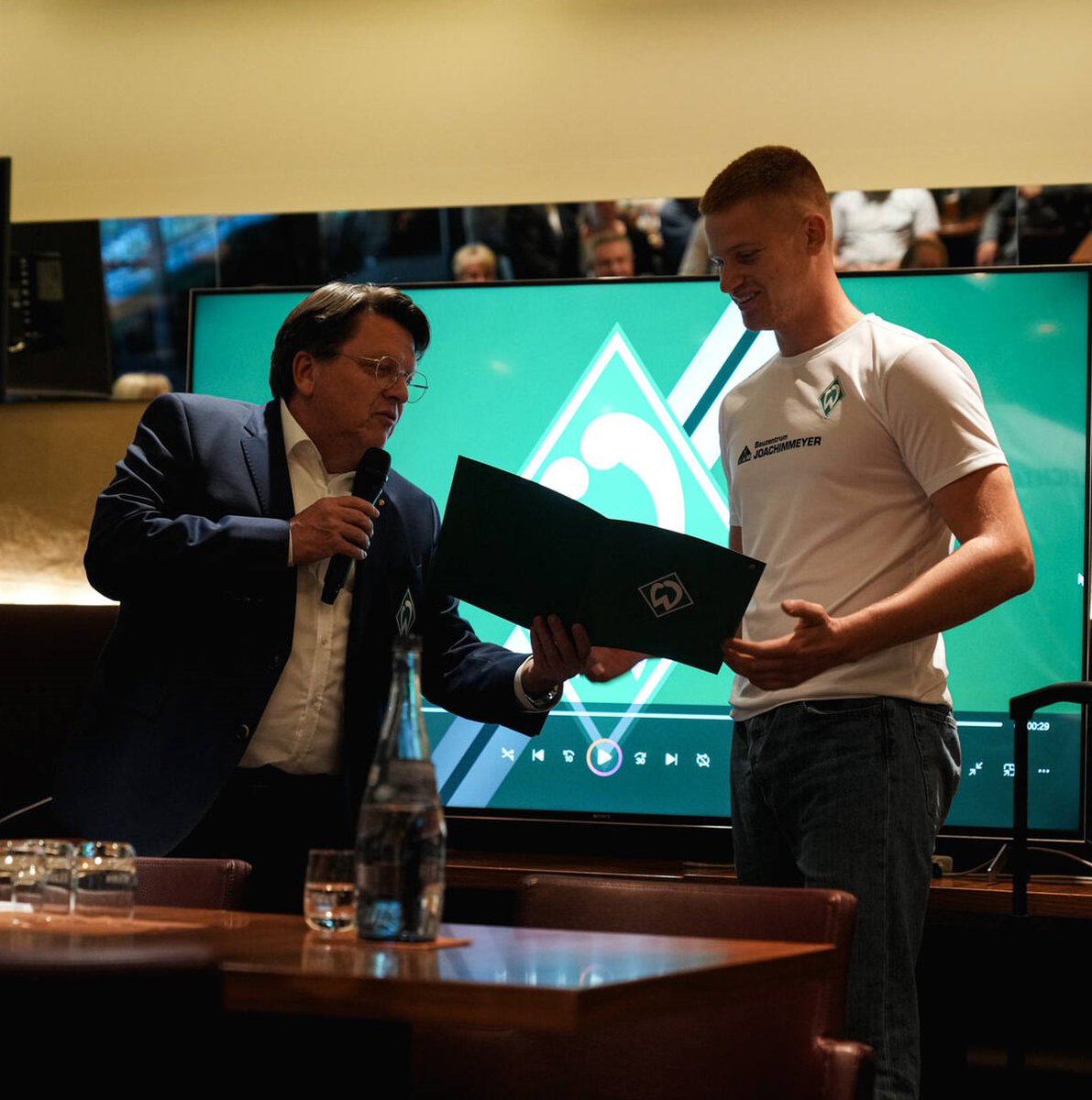 werderbremen's tweet photo. Glückwünsch zu den herausragenden Leistungen! 👏🏅
#Werder-Präsident Dr. Hubertus #Hess-Grunewald, Vize-Präsidentin Claudia #Lasch und Schatzmeister Axel #Plaat ehrten einzelne Sportler*innen unterschiedlicher Disziplinen des Vereins.
Zu den Ehrungen 👉 https://t.co/i0hNArlAWv https://t.co/7s5c6r19ch