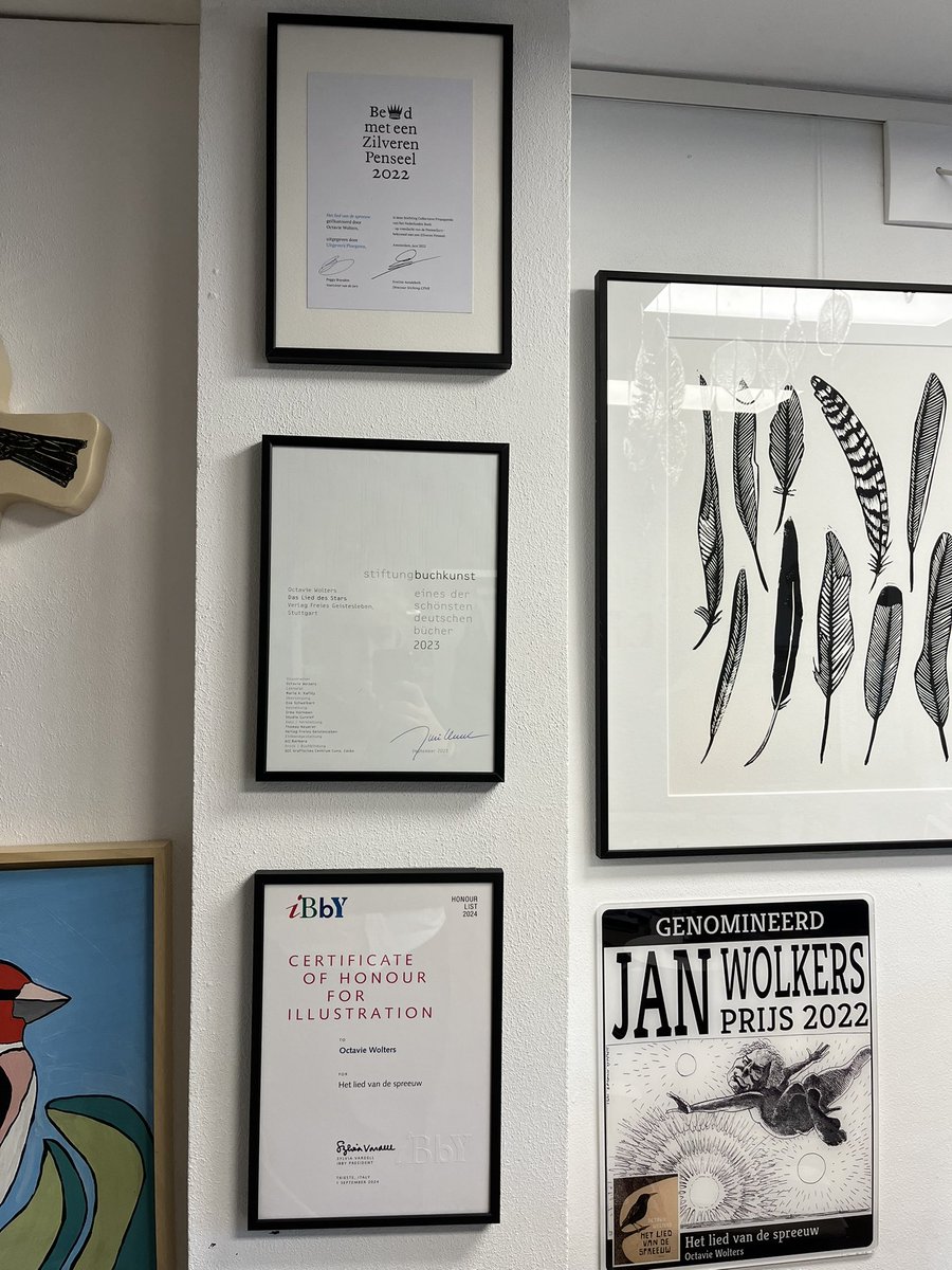 Vanochtend eindelijk eens al mijn prijzen en nominaties ingelijst en opgehangen. Mijn atelier voelt nu wel een beetje als de werkkamer van een 19e eeuwse narcistische psychiater