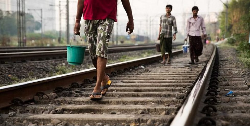 _indiapulse's tweet image. 🚨Opinion: Tackling Open #Defecation in India  

Open defecation remains prevalent in #India, particularly near railway tracks. Addressing issue requires toilet construction and essential education for the impoverished. Both aspects are crucial for lasting change. #OpenDefecation