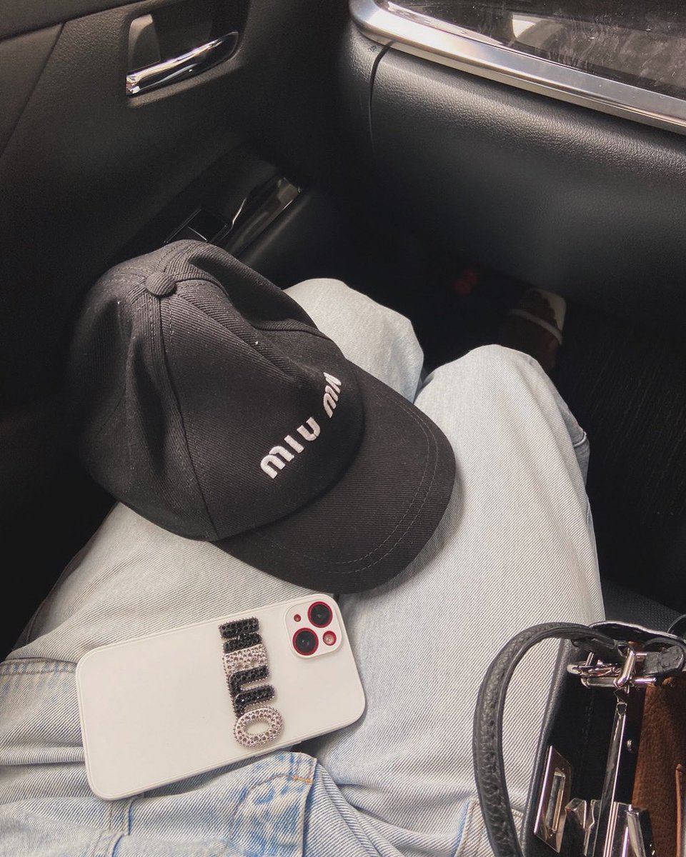 .
モノトーンコーデに合わせた
iPhoneケース✨
－－－－－－－－－－－－－－－
プロフィール欄から公式サイトに
アクセスできます❤︎

#chérie#シェリー#ハンドメイドアクセサリー#スマホケース#iPhoneケース#大人女子#ママコーデ
cherie917.shop