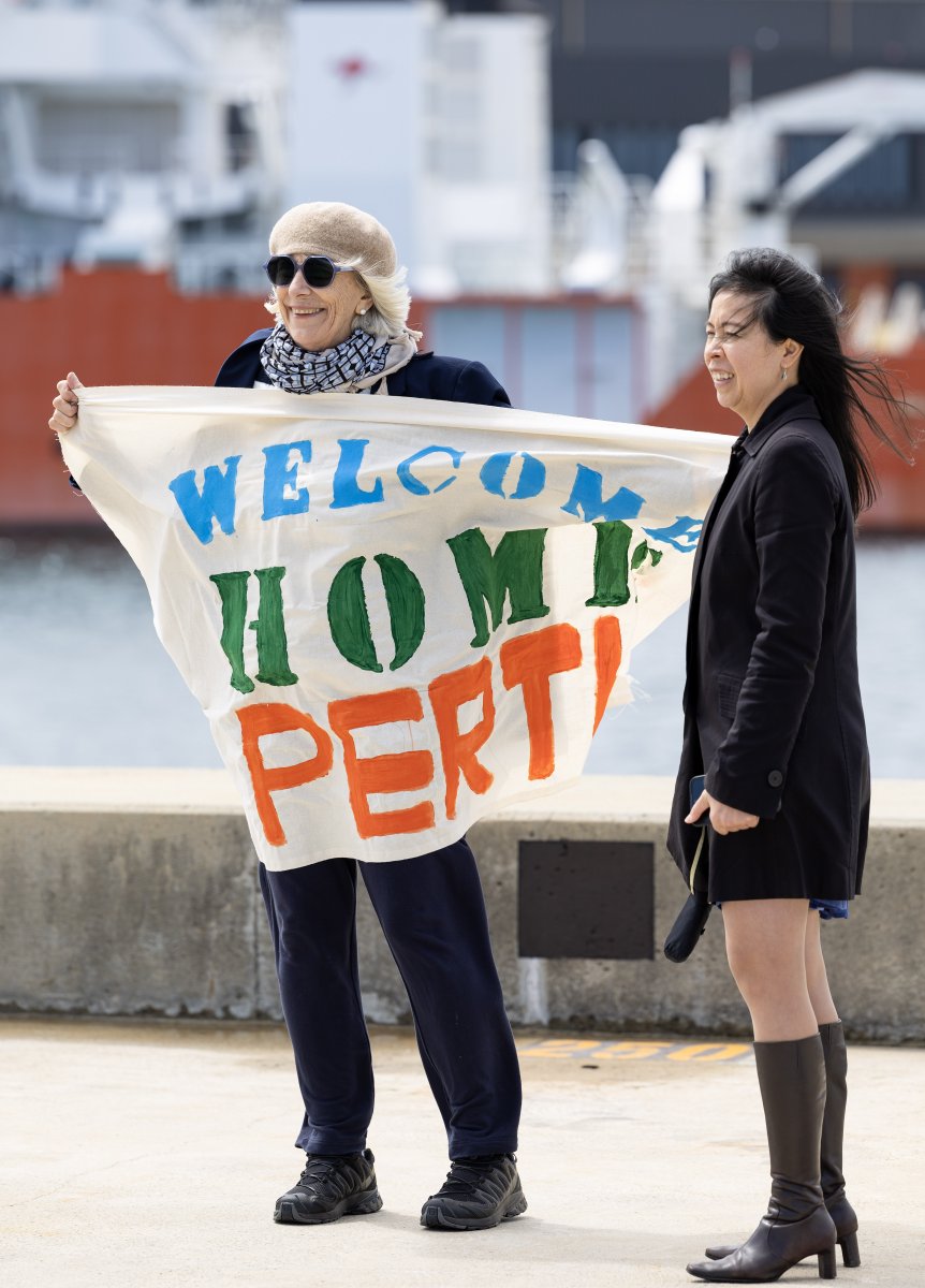DefenceAust's tweet photo. Families and friends welcome home #HMASPerth and her ships company to Fleet Base West in Western Australia, after being away at sea for much of 2024. ๐ขโค๏ธ #YourADF #AusNavy https://t.co/a6PxwoYQ3E