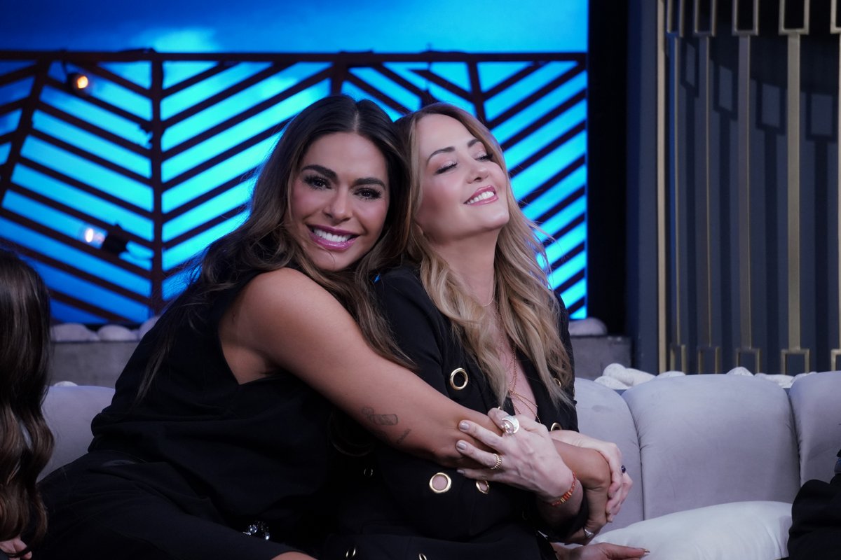 netas_divinas's tweet photo. Buenas lunas #QueridasNetas, que el orgullo de quienes son siempre vaya como estandarte por delante en sus vidas... ¡Acompáñenos el próximo miércoles a las 9:30 p. m. MEX, solo por @UnicableOficial! 🌙 👄
#NetasDivinas https://t.co/9tW4fJQYPZ