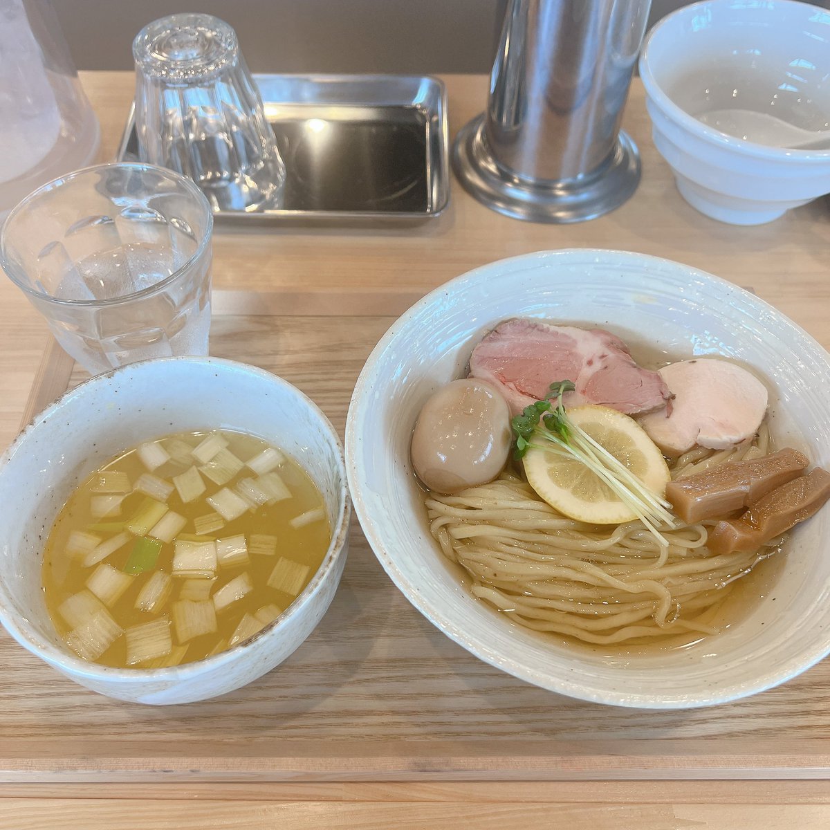 mayu_noodle's tweet photo. 🈁HONJO NOODLE HOUSE/本庄市
🍜味玉昆布水つけ麺・塩
ワンダーステーキがなくなってラーメン屋になってた。ワイの大好きな某有名店にいろんなところがめっちゃ似てる。藻塩の味まで同じとは！でもつけ汁は違いすぎて逆にエッて���ったwちょっと次醤油食べに行って��るわ。店員さん元気無さすぎて心配。 https://t.co/PI8qsFF1yN