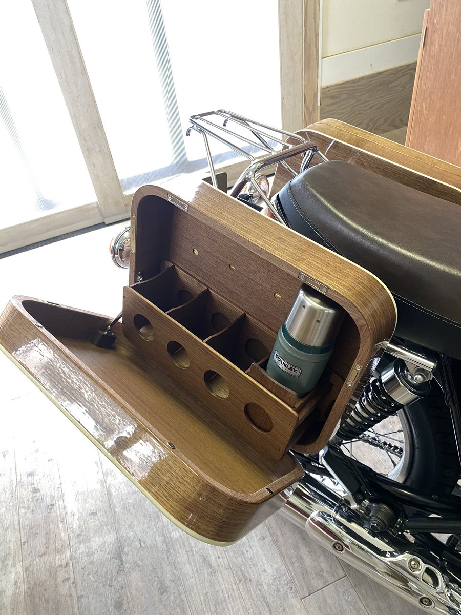 yasuyukey2's tweet photo. ギターを作ってるからサンバーストタンクがあるんだ。それならばアコギみたいなパニアを作りサンバースト塗装をすれば、と閃き直ぐに着手。めちゃくちゃ格好良い！でもクオリティをもう少し上げたいと思いもう一回試作。そこからレスポールの様な虎杢をとまた去年制作。今年はフルアコの様な→ https://t.co/sd9qBuhz2A
