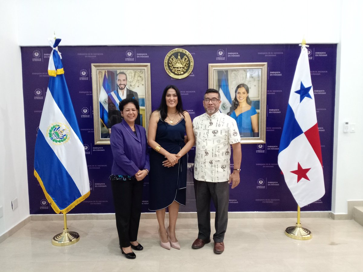 DONEURO20's tweet photo. Inauguración de la Exposición "EL SALVADOR, UN NUEVO FARO DE ESPERANZA" ; del artista salvadoreño Boris Ciudad Real.

Embajada de El Salvador en Panamá. https://t.co/0zUNV0cxA6