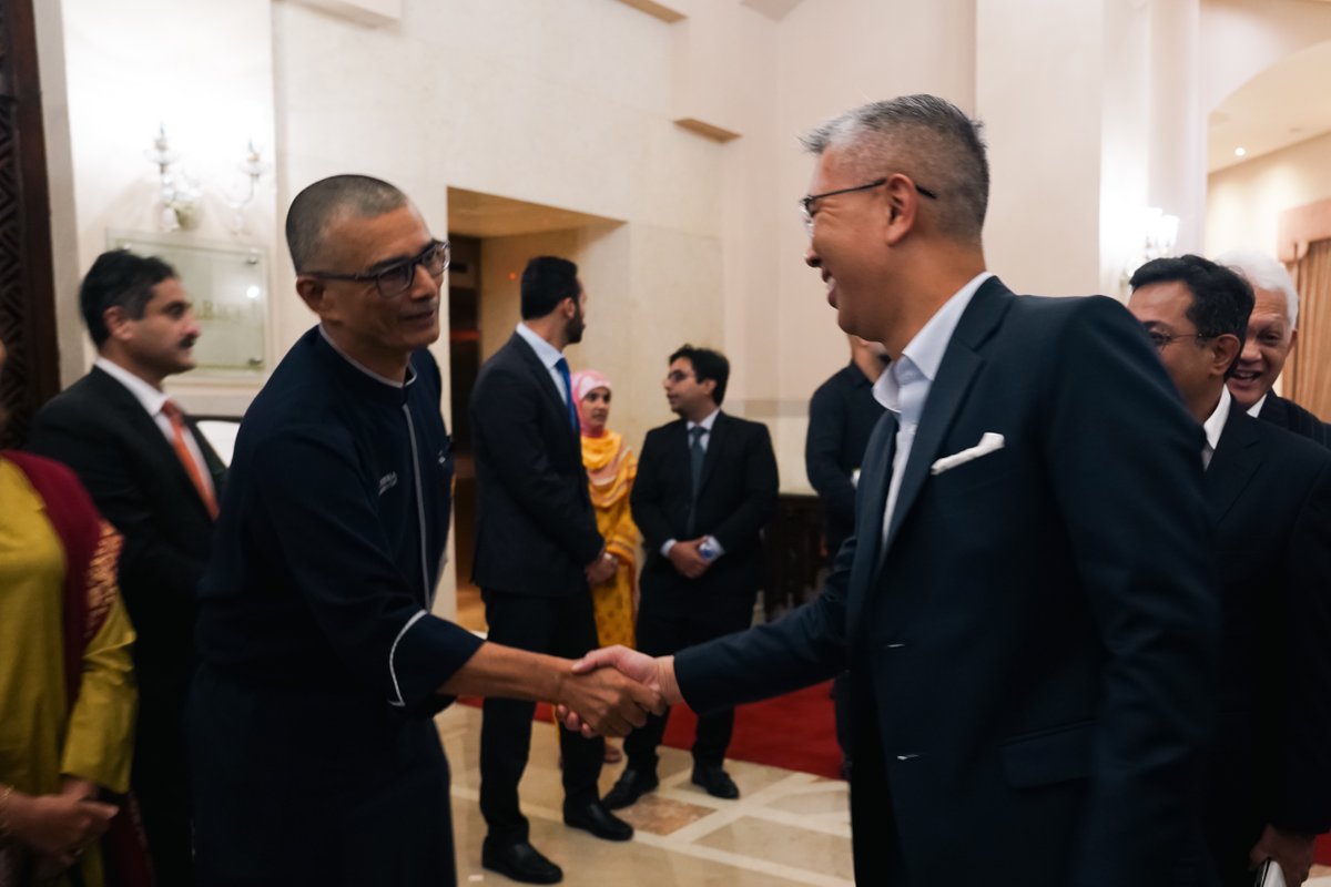 tzafrul_aziz's tweet photo. Kalau tak ada kapal terbang, kita naik unta pergi Pakistan!
7 jam sangkut di Doha! Itulah nasib yang menimpa #TeamMITI dalam perjalanan ke Islamabad untuk menyertai Lawatan Kerja YAB PM ke Pakistan. Itupun nasib baiklah akhirnya dapat juga flight berlepas. Kalau tak, naik untalah team MITI ke Pakistan.
Alhamdulillah, tiada gangguan kepada penerbangan rombongan YAB Perdana Menteri serta delegasi Malaysia.
Lawatan ini menandakan satu langkah penting dalam memperkukuh hubungan diplomatik antara Malaysia dan Pakistan, khususnya dalam bidang perdagangan, pelaburan, dan kerjasama strategik.
Dengan persaudaraan dan semangat kerjasama yang kuat, kedua-dua negara akan terus berusaha menuju kejayaan bersama, membuka peluang baharu untuk kemajuan ekonomi dan pembangunan mampan. Semoga lawatan ini membawa manfaat besar kepada kedua-dua negara. π²πΎπ€π΅π°
#MalaysiaMADANI #Pakistan #MITI #TZA