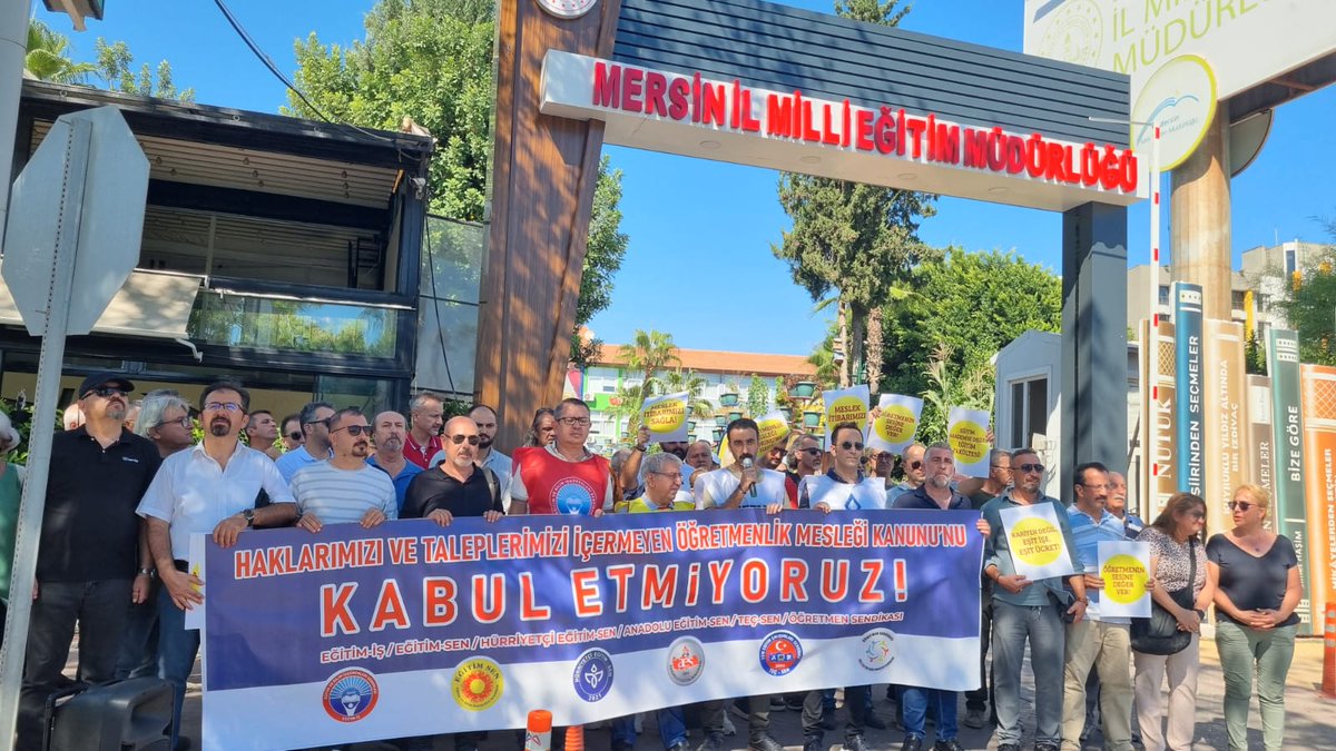 Öğretmenlik mesleğini itibarsızlaştıran, emeğimizi değersizleştiren, hazırlanma ÖMK Teklifi'ne itirazlarımızı dile getirmek için bugün İl Milli Eğitim Müdürlüğü önünde altı eğitim sendikası beraber kitlesel basın açıklaması yaptık.