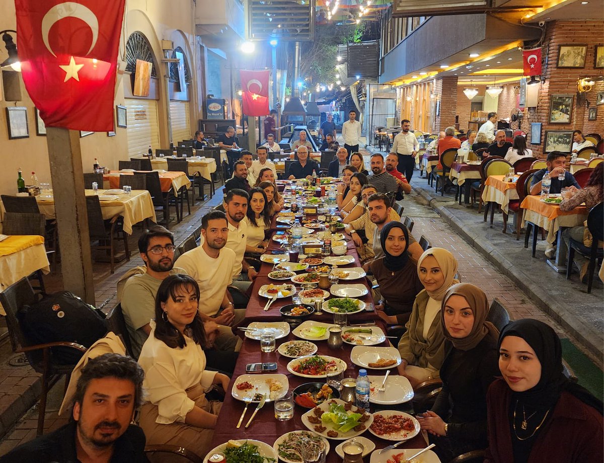 #TEKNOFEST2024'ün ilk gününde ekip arkadaşlarımız ve girişimcilerimizle akşam yemeğinde bir araya geldik. Günü değerlendirdik. 

Özverili çalışmaları için yol arkadaşlarımıza teşekkür ediyorum.

Güzel Adanamız, sıcak insanları ve özel mutfağıyla bu buluşmayı daha da özel kıldı.