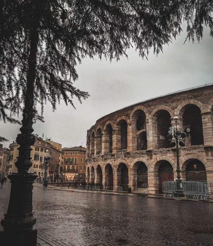 Buongiorno Verona e buon giovedì a tutti voi 👋 👋 👋

Oggi caffè ☕ con vista de l'Arena