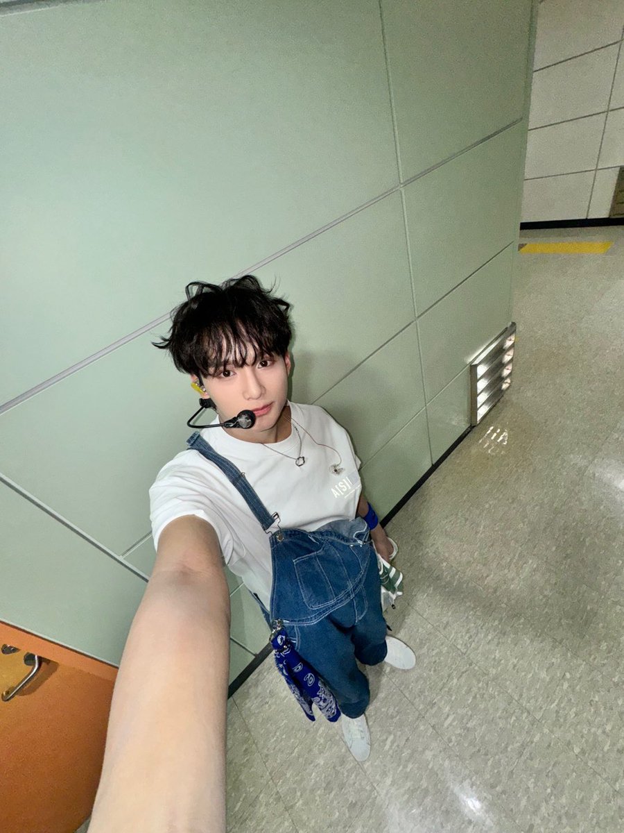 XODIAC_MEMBERS's tweet photo. [#자얀💛] 

Another yesterday’s recap 💛💙

#XODIAC #소디엑 #ZAYYAN #자얀 https://t.co/8SYQizS6Ut
