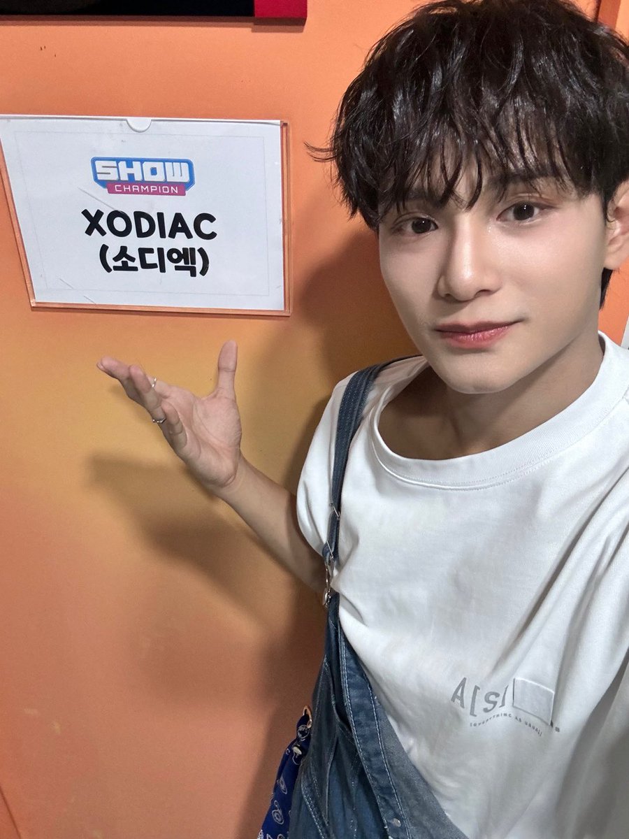 XODIAC_MEMBERS's tweet photo. [#자얀💛] 

Another yesterday’s recap 💛💙

#XODIAC #소디엑 #ZAYYAN #자얀 https://t.co/8SYQizS6Ut