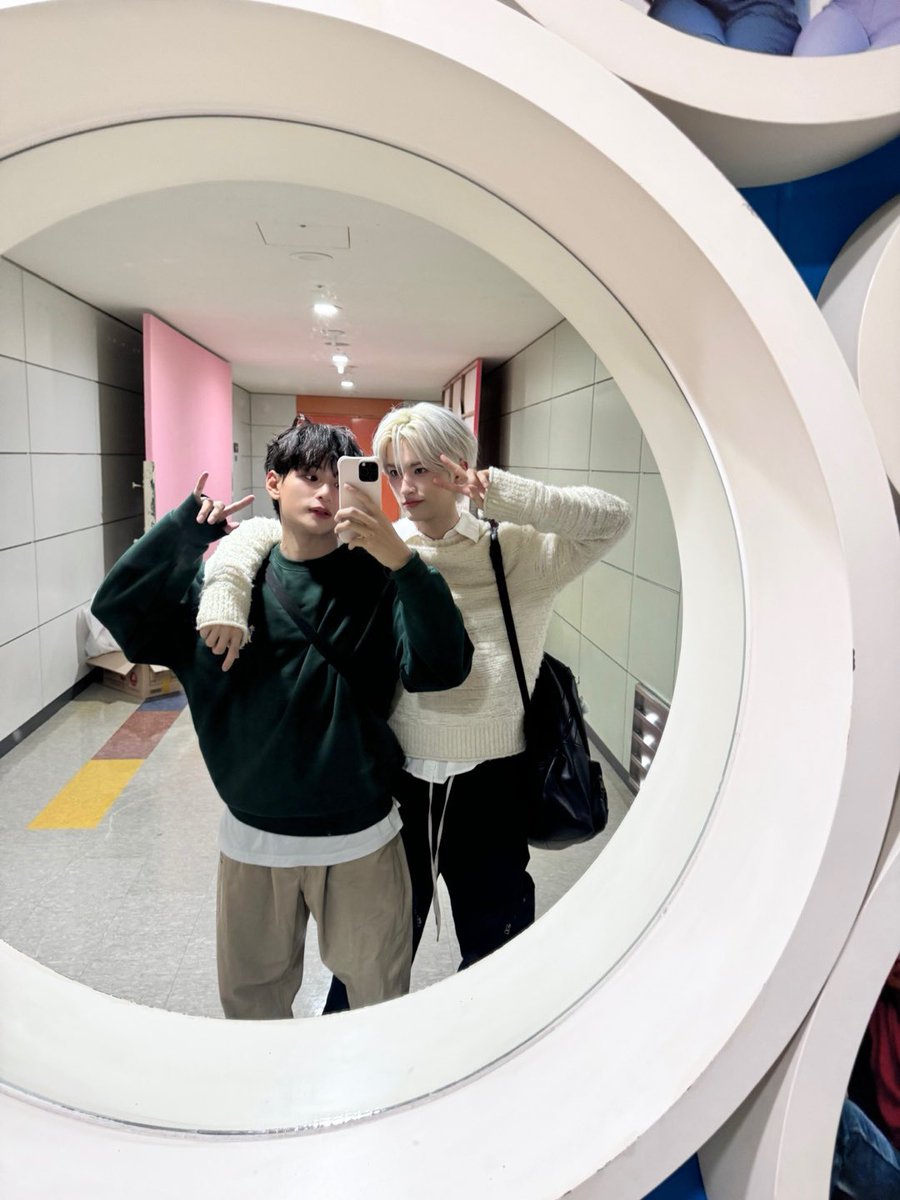 XODIAC_MEMBERS's tweet photo. [#자얀💛] 

Another yesterday’s recap 💛💙

#XODIAC #소디엑 #ZAYYAN #자얀 https://t.co/8SYQizS6Ut