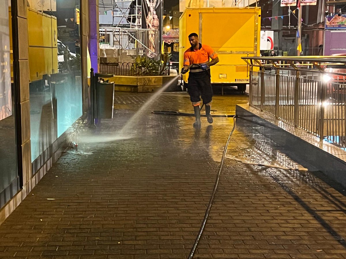 LimpiezaLPGC's tweet image. Trabajos  nocturnos de #baldeo (manual y mecanizado) y limpieza con máquina  #hidrolimpiadora (aceras y espacios ocupados por contenedores) en   Carretera de Chile a Secretario Padilla y de California a Pavía con plaza del Pilar.