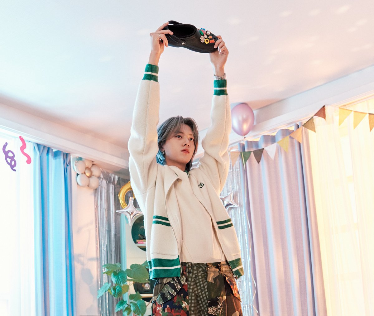TREASURE x CROCS] TREASUREの個性が輝く クラシックスタイルを今すぐ