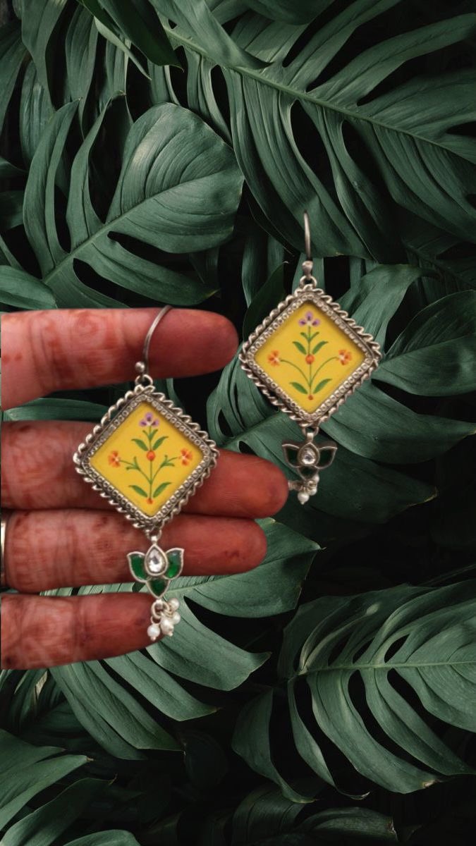 streengaar's tweet photo. Yellow Color is especially significant during Navratri as it symbolizes prosperity, happiness, and devotion. It is associated with the goddess #Durga in her form as #Shailputri symbolizing new beginnings and the vibrancy of life. #NavratriVibes #navratrispecial #streengaarsilver https://t.co/urUUIBJFYw