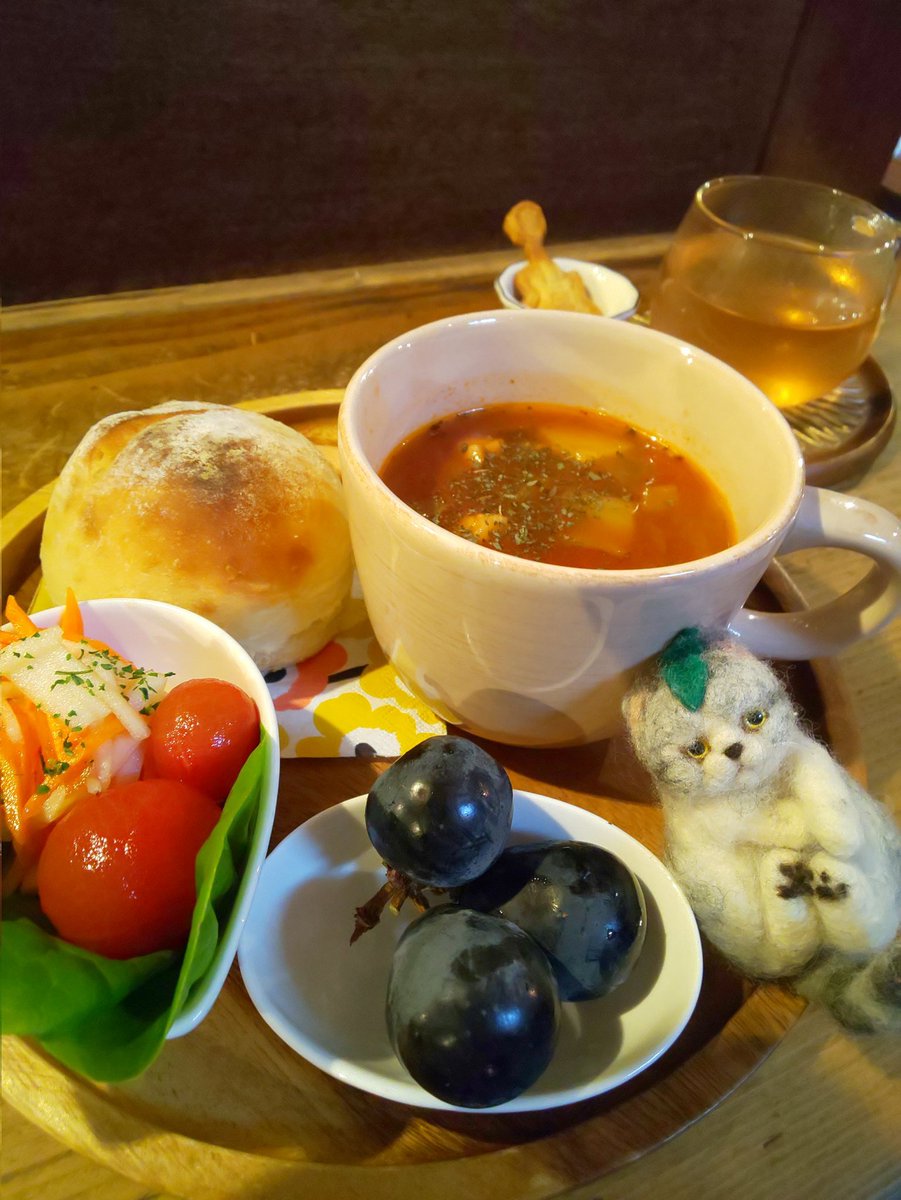 cQl8kgi5OJPIpnZ's tweet image. 治療して２日目
体調が優れない
でもやることがあって外出
外でランチしてる

寒いからスープでほっこり
そして パンが！
パンが美味しすぎる
自家製パンなんだって
#小樽 #花園 #Kcafe
