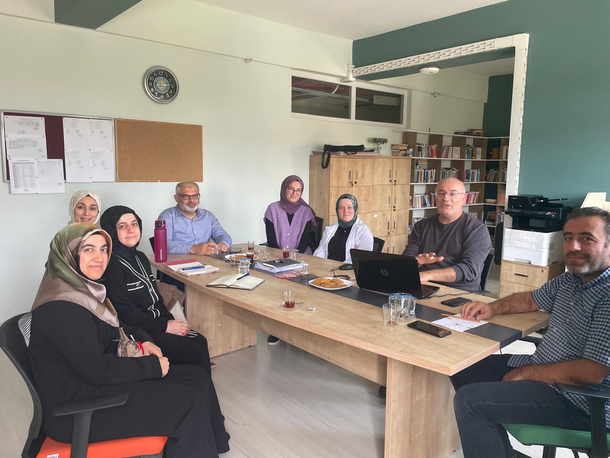 RamYalova's tweet photo. Rehber öğretmen/psikolojik danışmanı olmayan okullarımızda öğrenci ve öğretmenler ile ilk buluşmalarımızı gerçekleştirdik. Yıl boyu sosyal beceriler, sınır koyma, şiddetin ve bağımlılığın önlenmesi, eğitsel ve mesleki rehberlik konularında destek vermeye devam edeceğiz. @MebOrgm https://t.co/T3Tk34oVW7